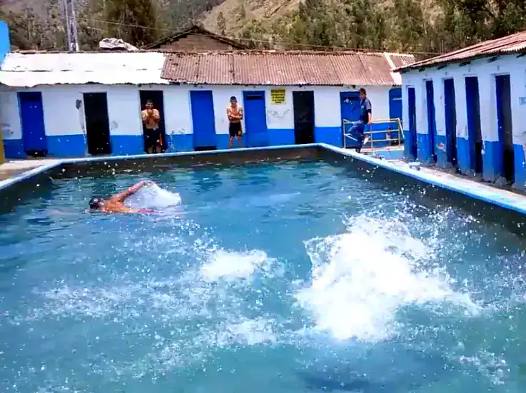 Piscina de aguas termales en Hualalachi, Apurímac, Perú.